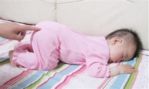 Chổng mông cho bạn thân của chồng địt thỏa thích .
